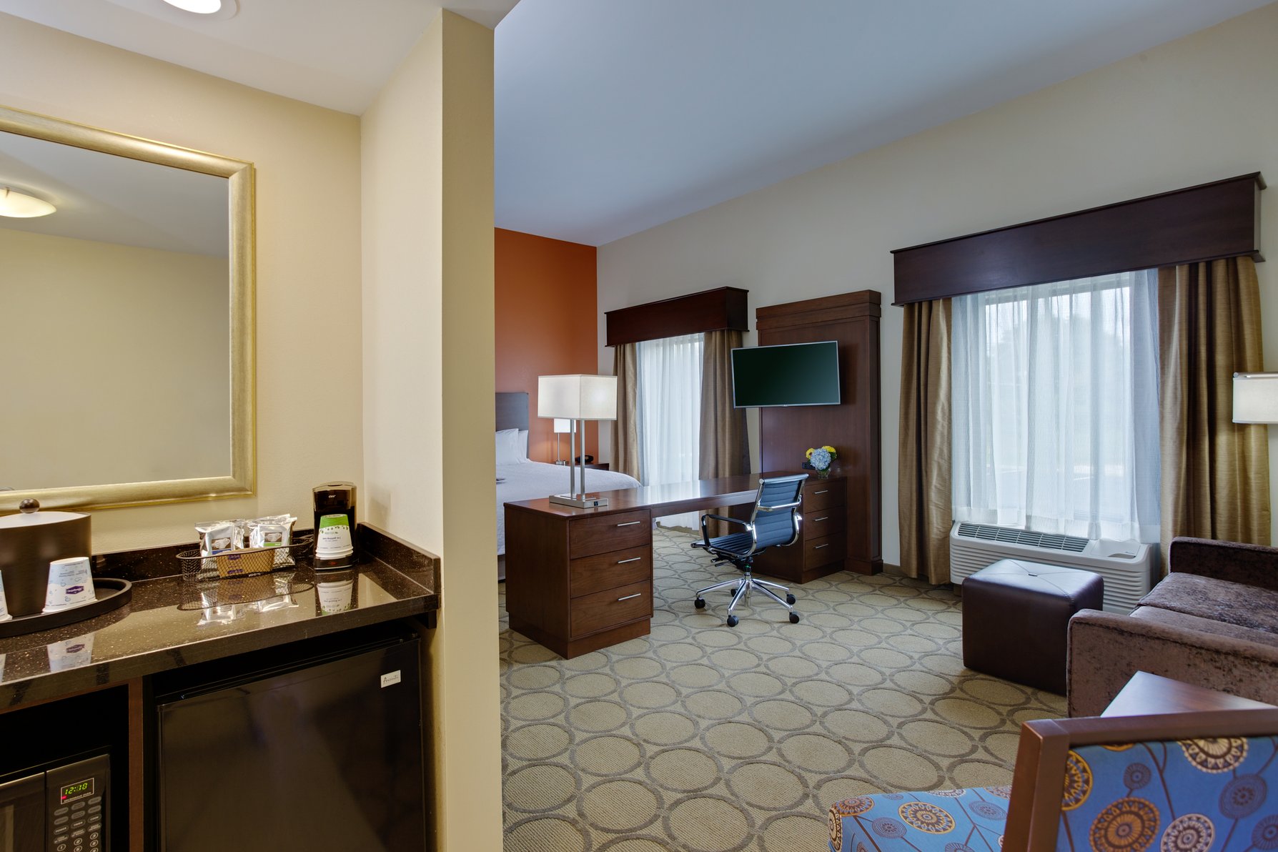Hampton Inn & Suites by Hilton Philadelphia/Bensalem Room Type - 1KN STDO MIC FRIDG WTBR NS