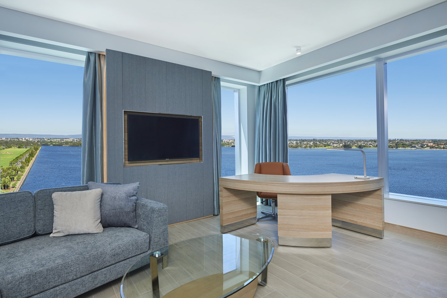 DoubleTree by Hilton Perth Waterfront Room Type - KING PREMIER PANO RIVER VW