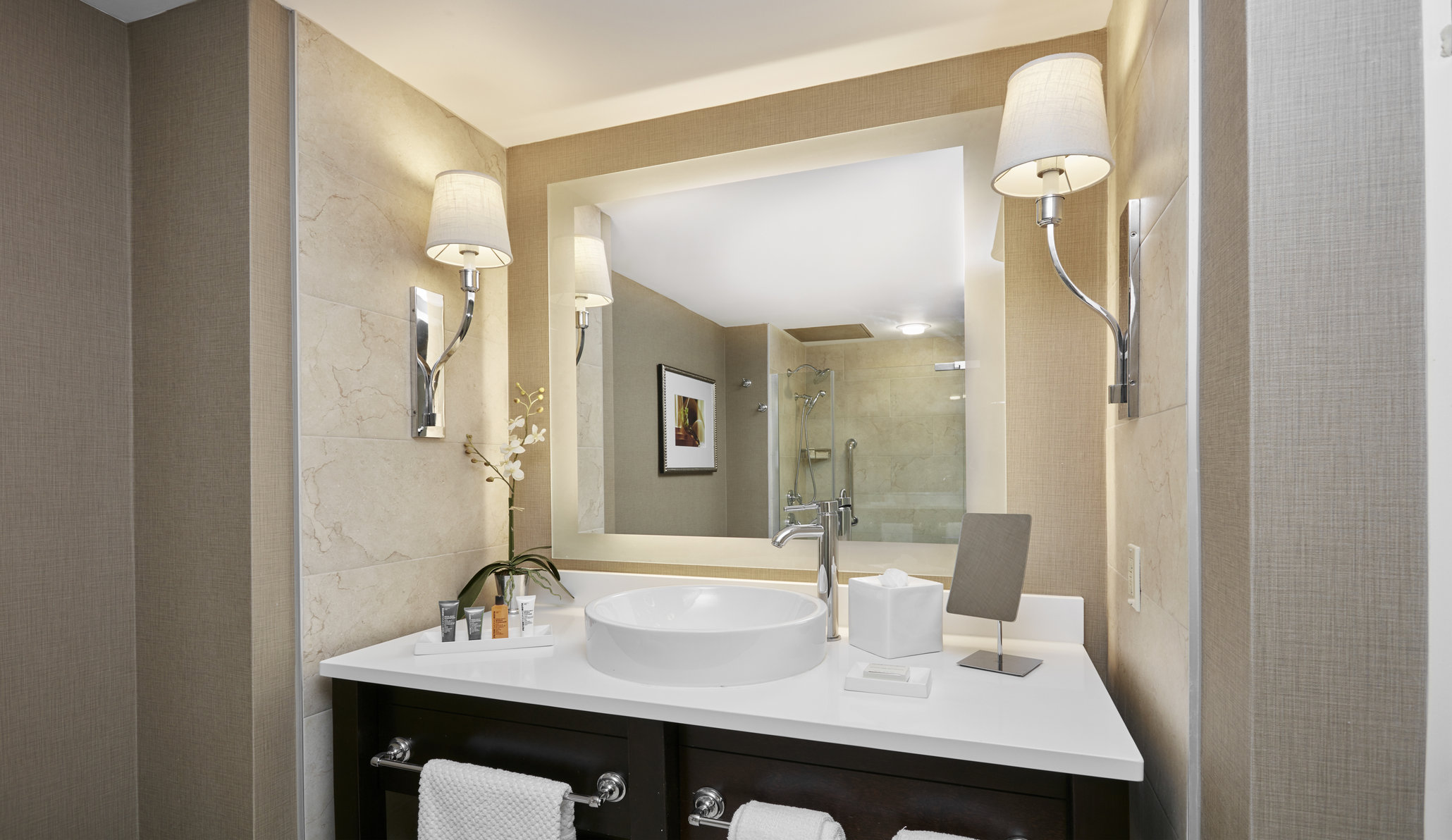 The Inn at Penn, A Hilton Hotel Room Type - 1 KING DELUXE MOB W TUB