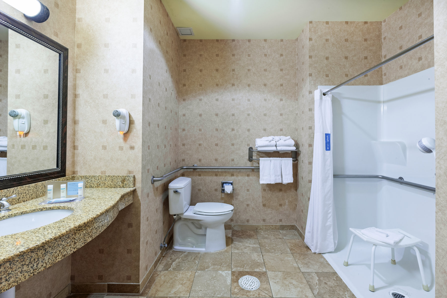 Hampton Inn & Suites by Hilton Tulsa North/Owasso Room Type - 2 QNS ACC ROLLIN SHWR NS