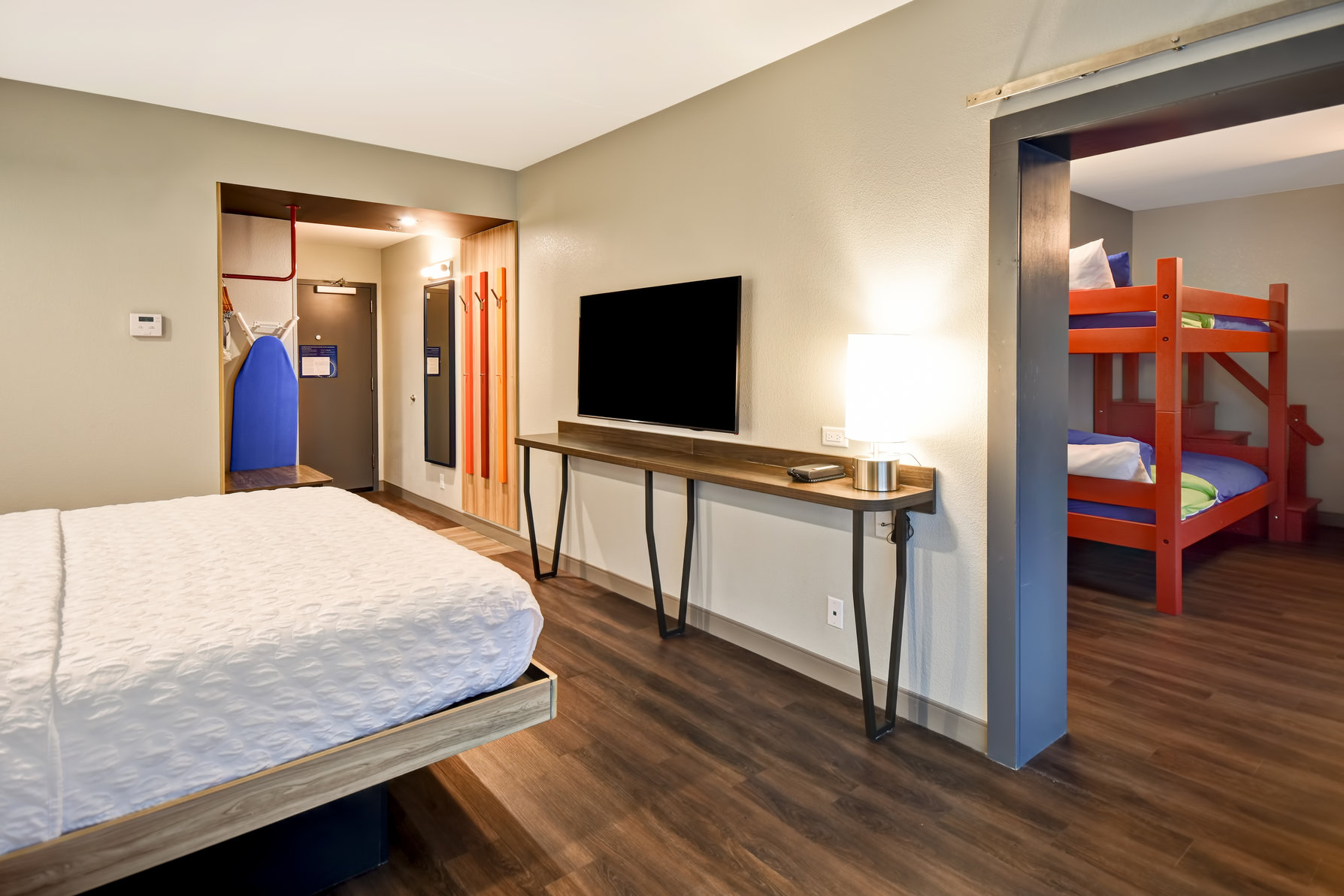 Tru by Hilton Pigeon Forge, TN Room Type - 1K 1TW BNK STE HEAR ACC