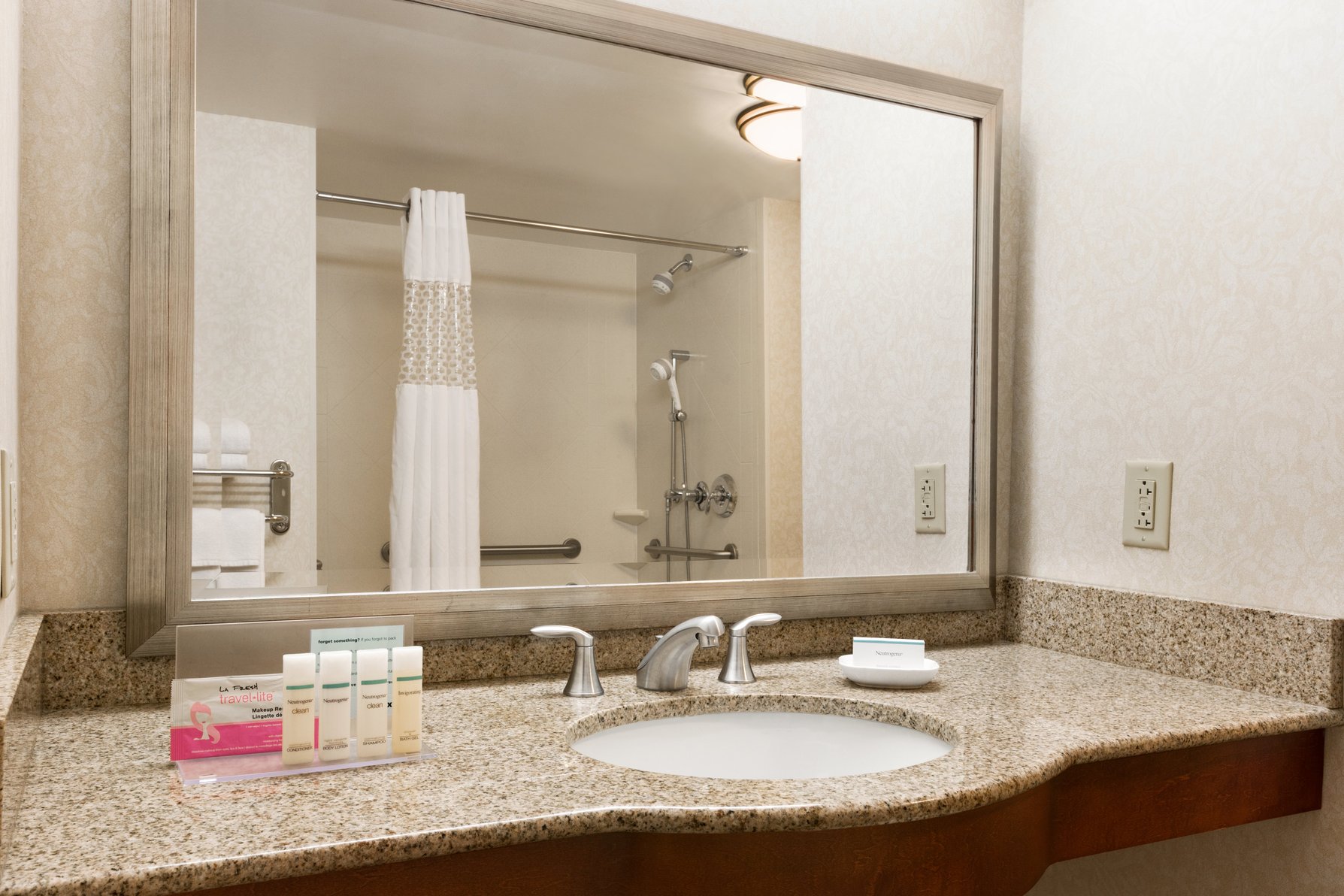 Hampton Inn Warrenton Room Type - 2QN MOB/HEAR ACC RI-SHW NS