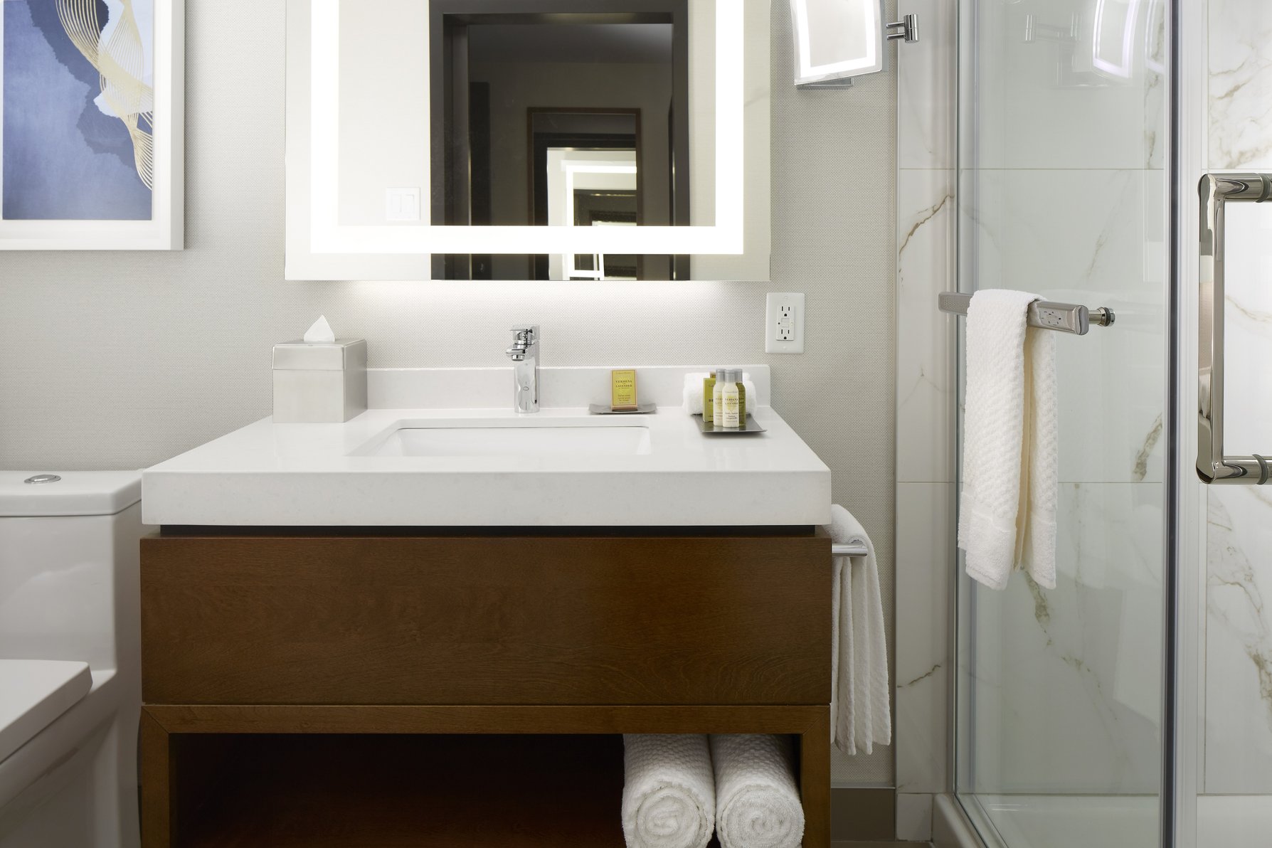 DoubleTree by Hilton Montreal Airport Room Type - 1 KING WITH SOFA SLEEPER