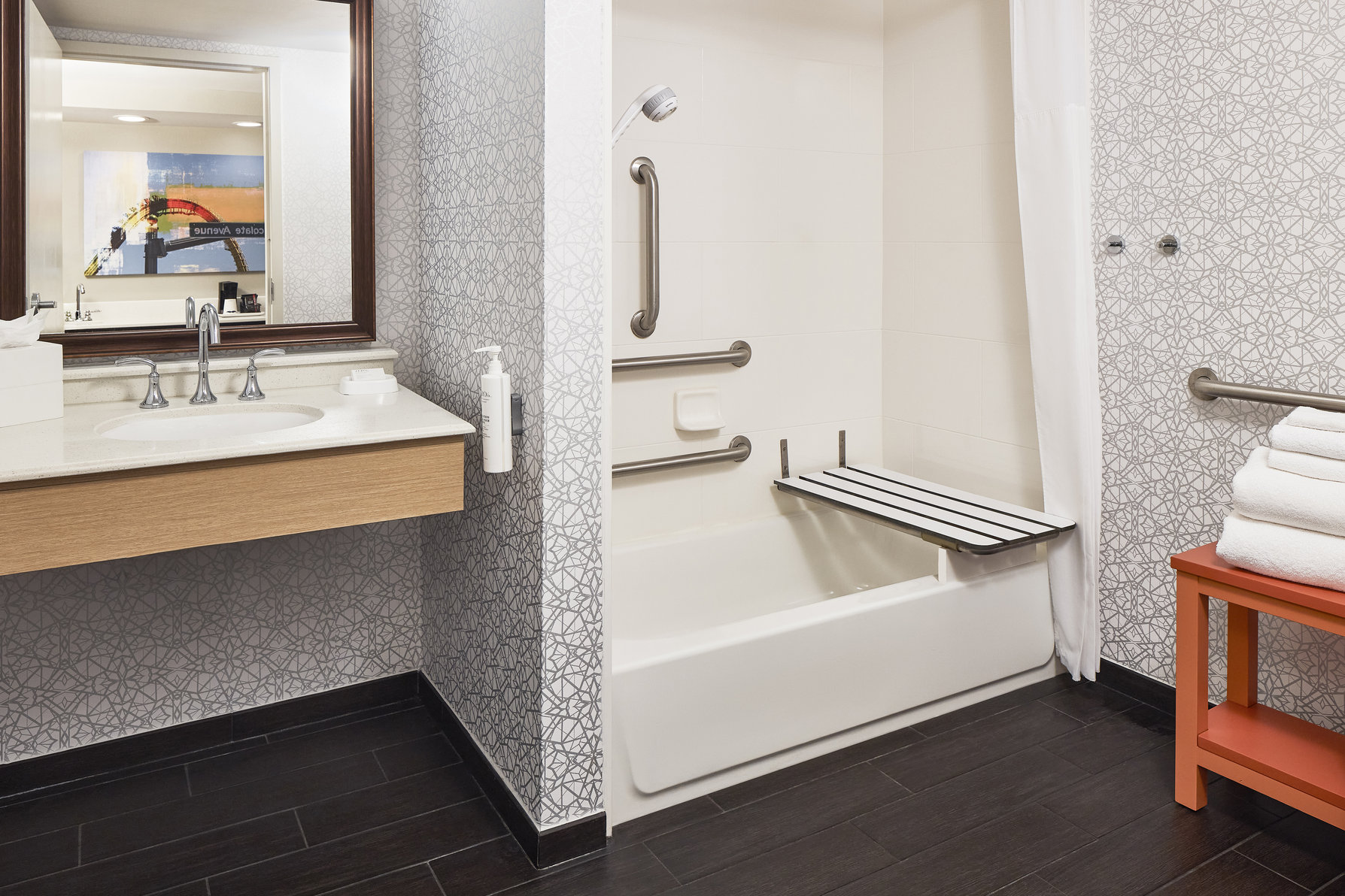 Hampton Inn & Suites by Hilton Hershey Near The Park Room Type - 1 KNG ACCESSIBLE TUB NS