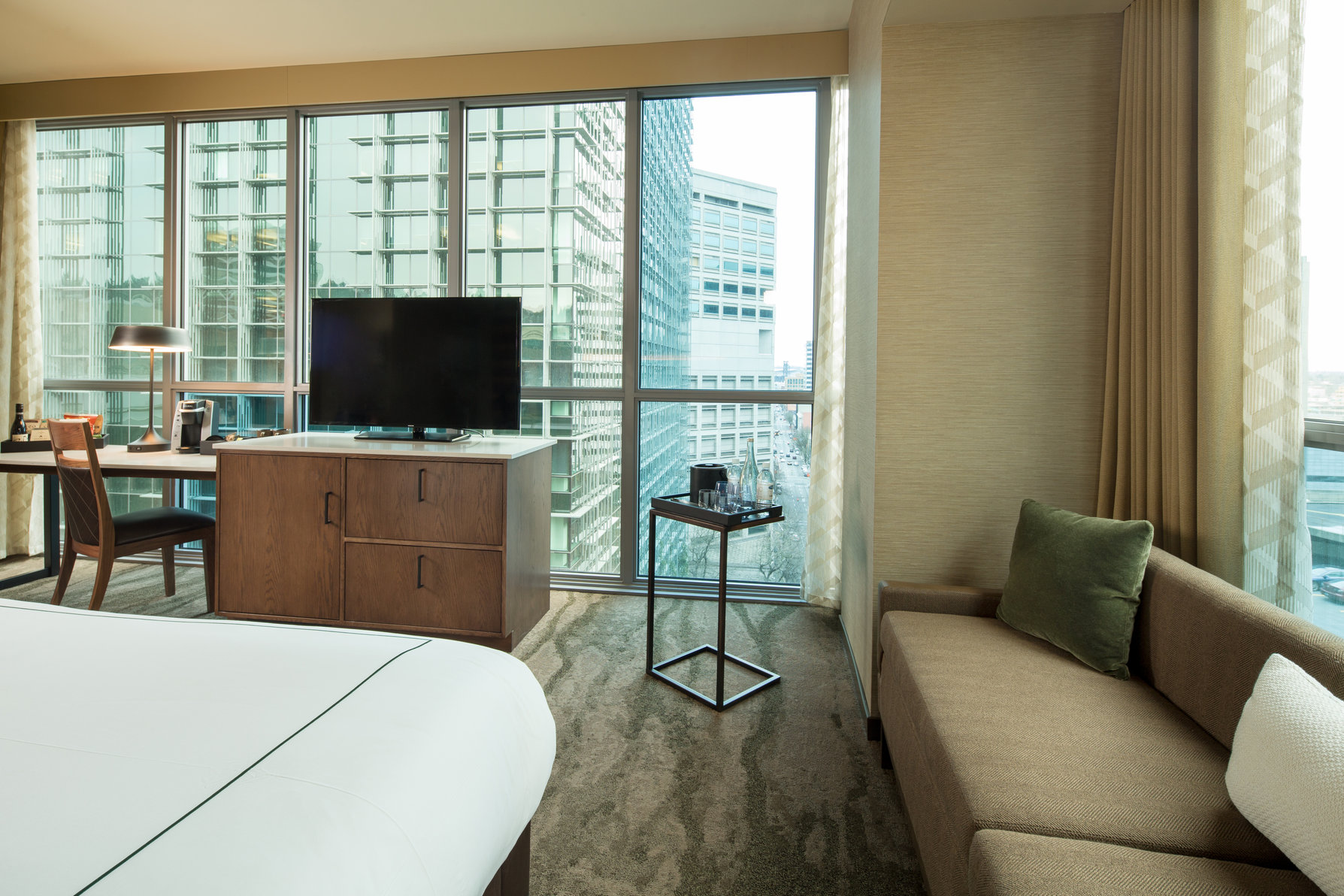 The Porter Portland, Curio Collection by Hilton Room Type - 1KG-COR-PARTIAL RIVER VIEW