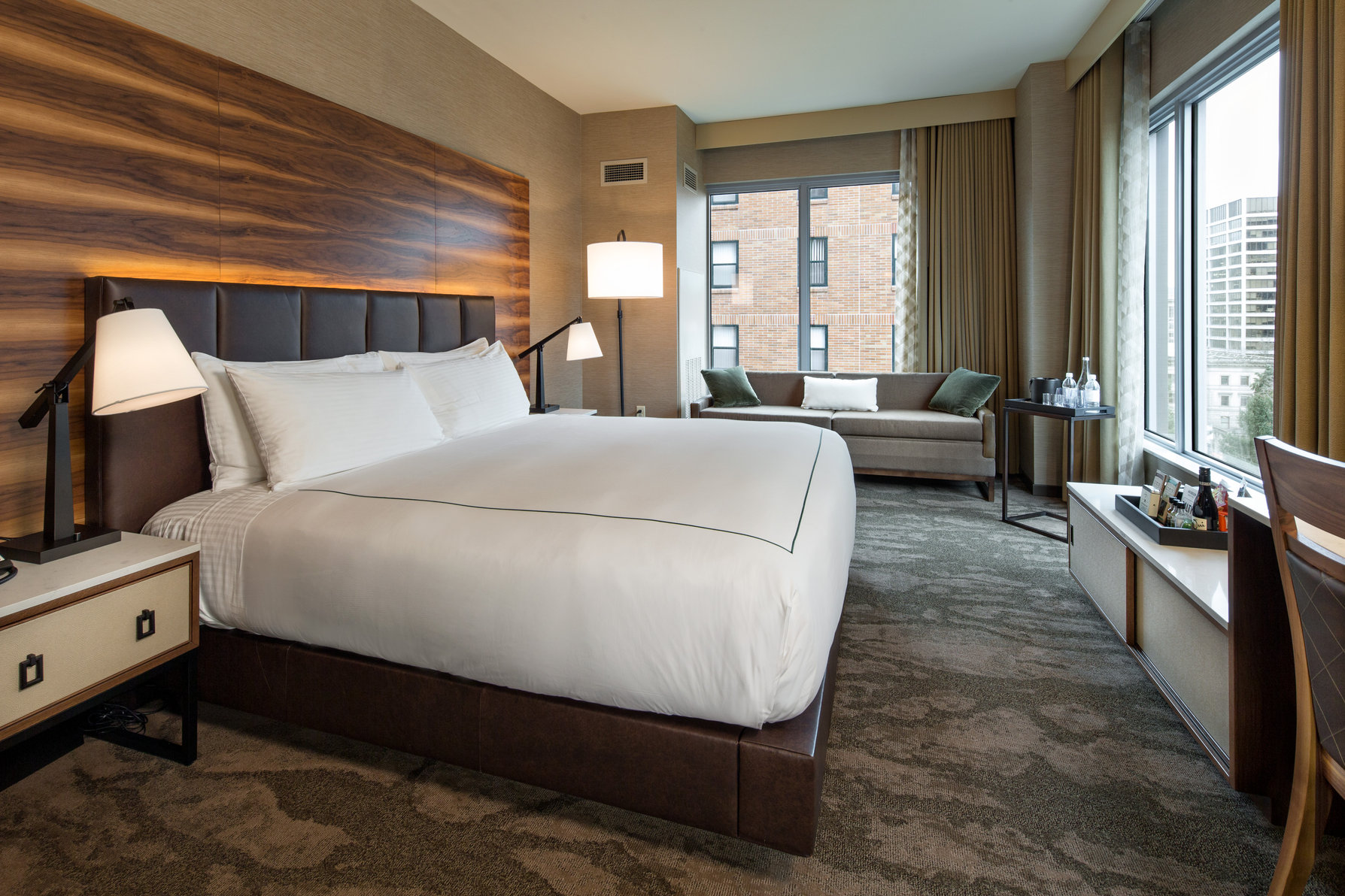 The Porter Portland, Curio Collection by Hilton Room Type - 1K CRNR CTY VW MOB ACC TUB