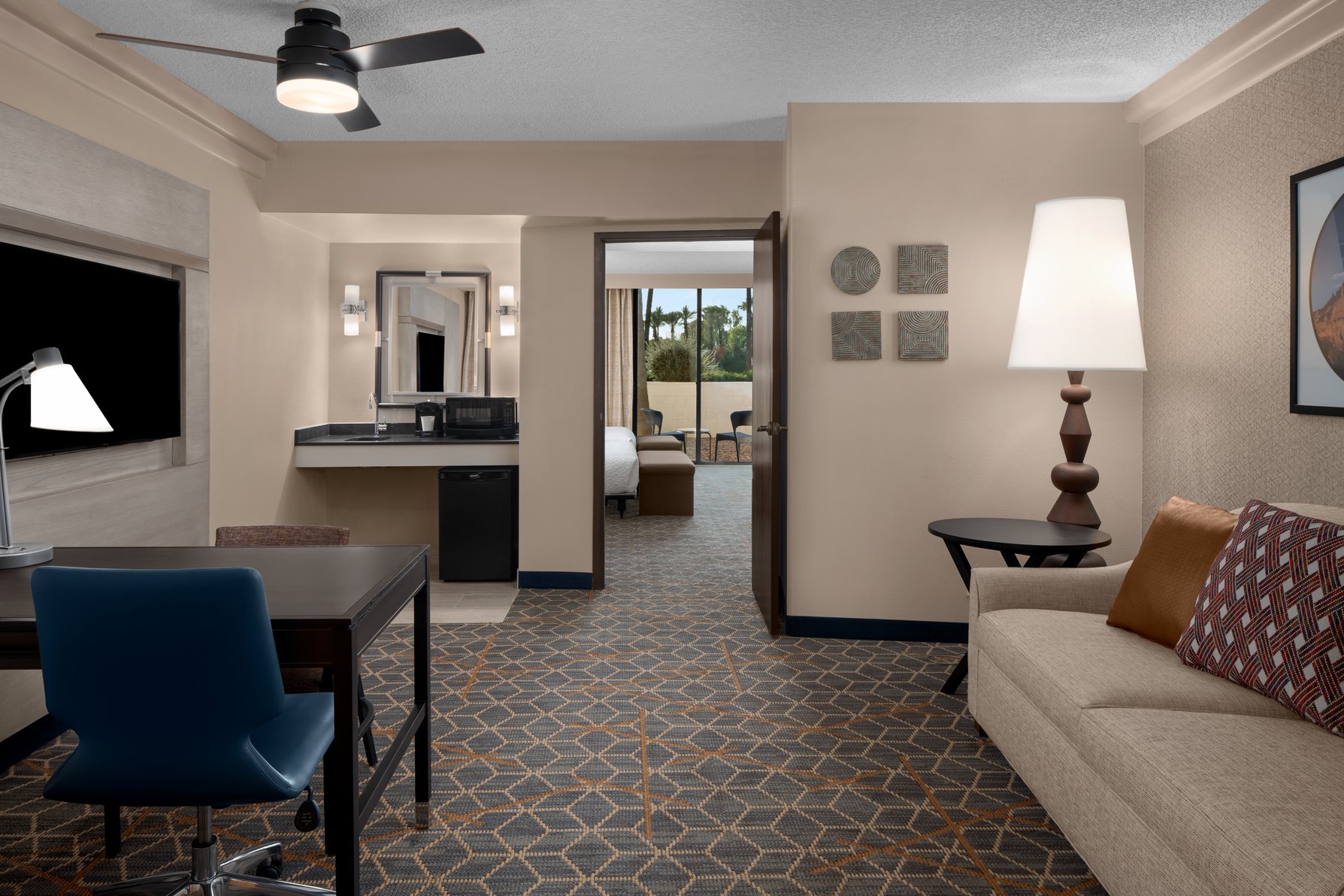 Embassy Suites Phoenix - Biltmore Room Type - 2QN 2 ROOM STE ACC W  TUB