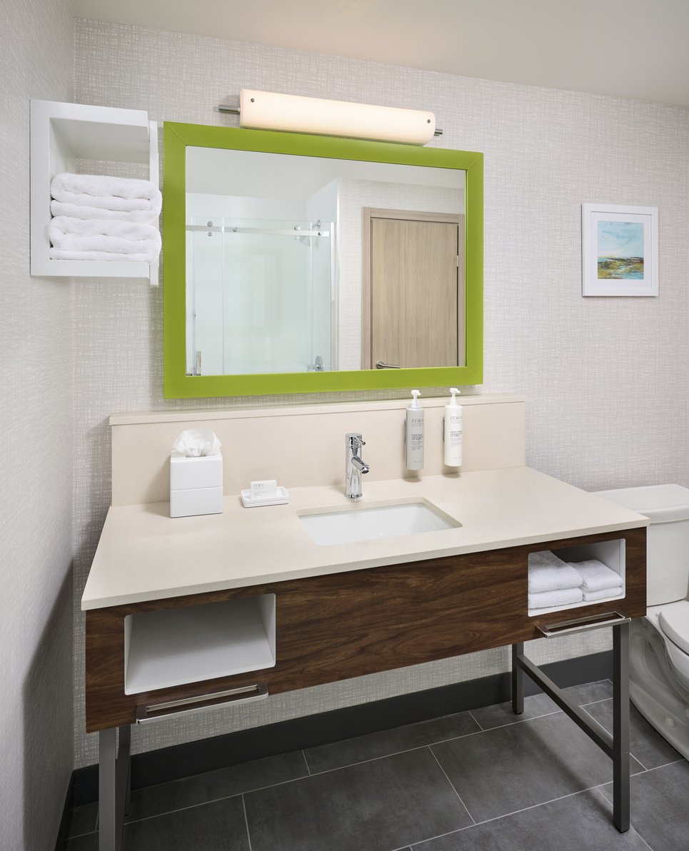 Hampton Inn by Hilton Hamilton Room Type - 1 KING MICROWV FRIDGE