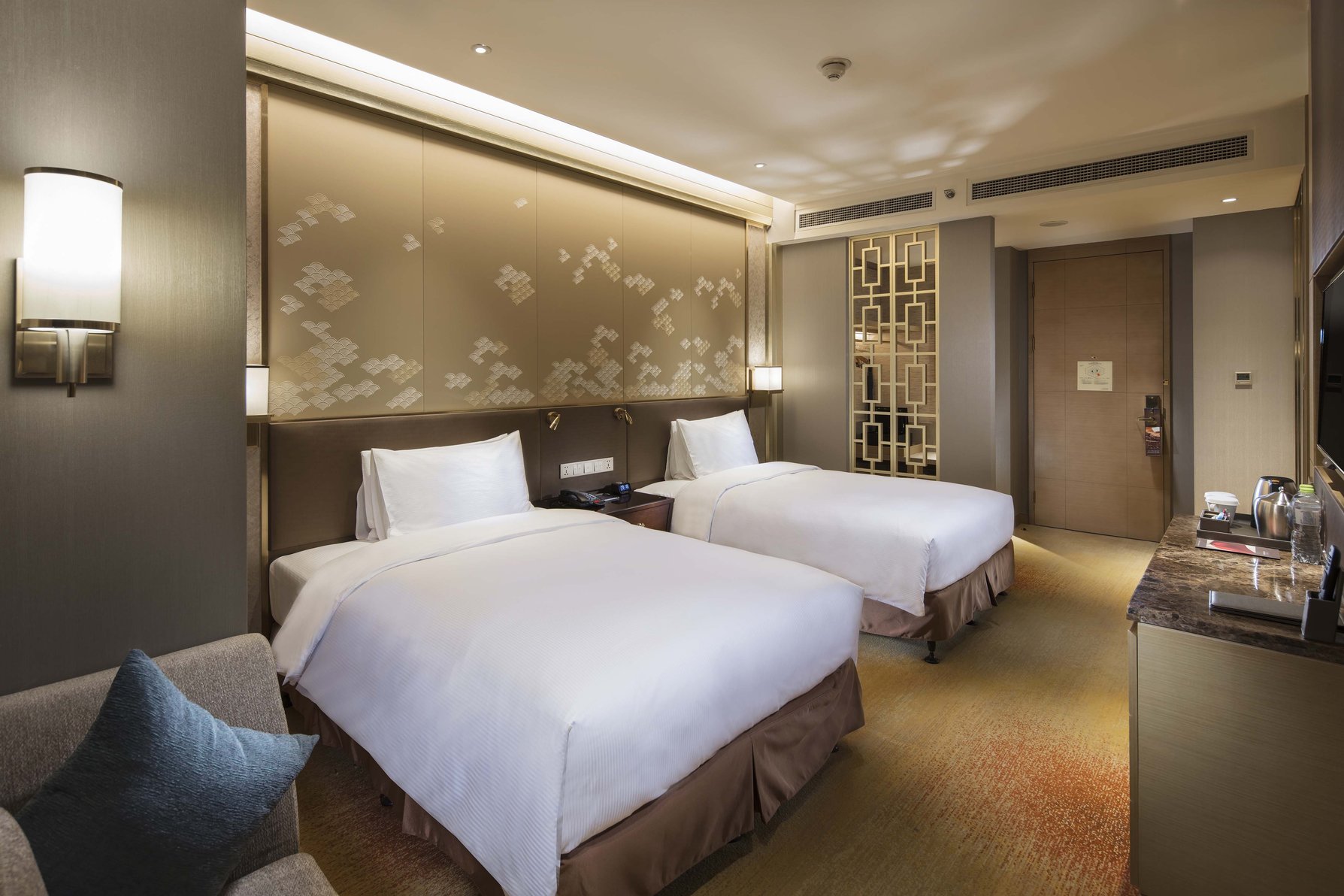 Hilton Yantai Room Type - TWO DOUBLE EXEC RM SEA VW