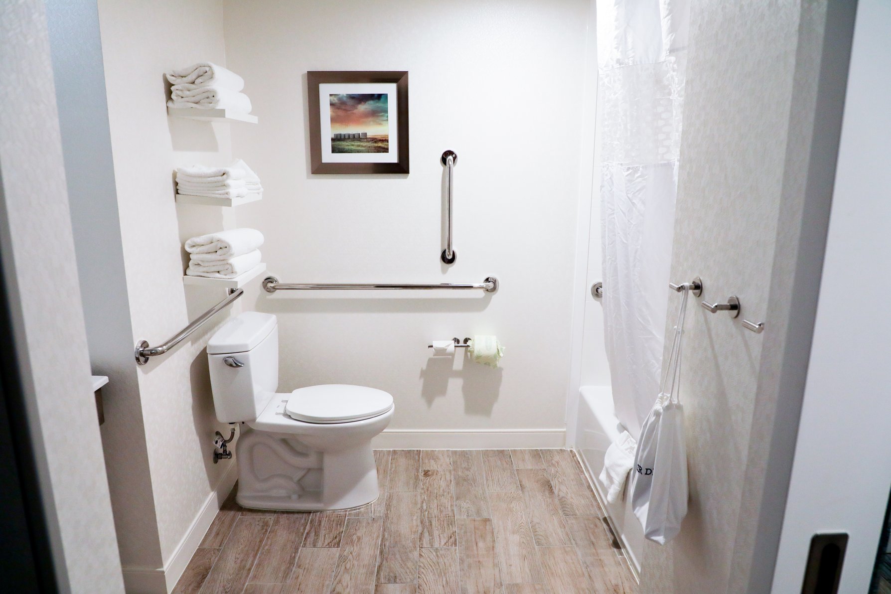 Hampton Inn by Hilton Muskogee Room Type - 1KNG MOB HEAR ACC W TUB NS