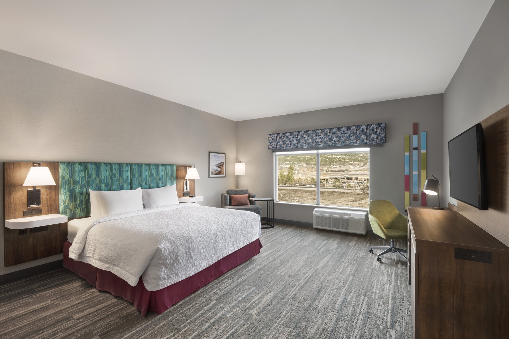 Hampton Inn & Suites Kelowna, British Columbia, Canada Room Type - 1 KNG ACC ROLLIN SHWR NS