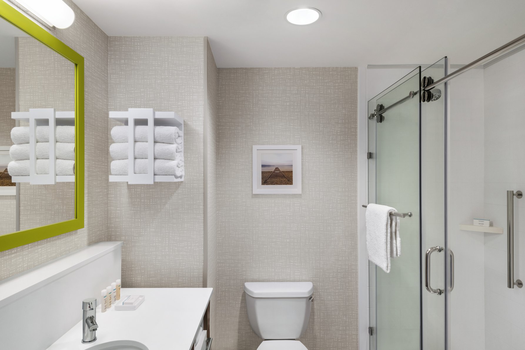 Hampton Inn & Suites Kelowna, British Columbia, Canada Room Type - 1 KING SFBD MIC FRG NS