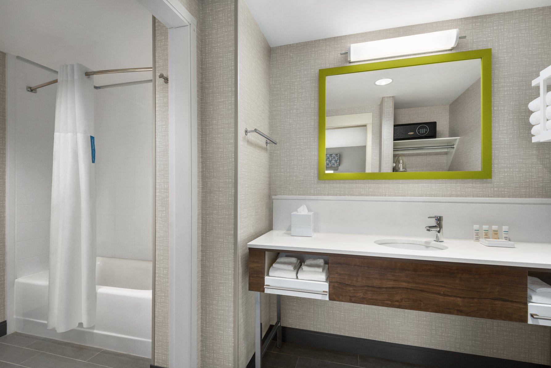 Hampton Inn & Suites Kelowna, British Columbia, Canada Room Type - 1 KING W  FRIDGE MICROWAVE