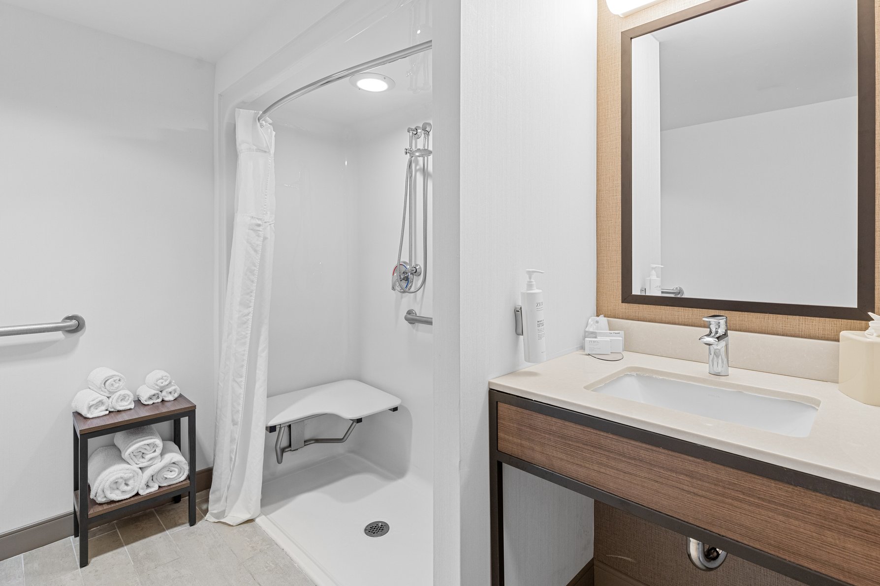 Hilton Garden Inn Syracuse Room Type - 1 KING ACC RM ROLLIN SHWR
