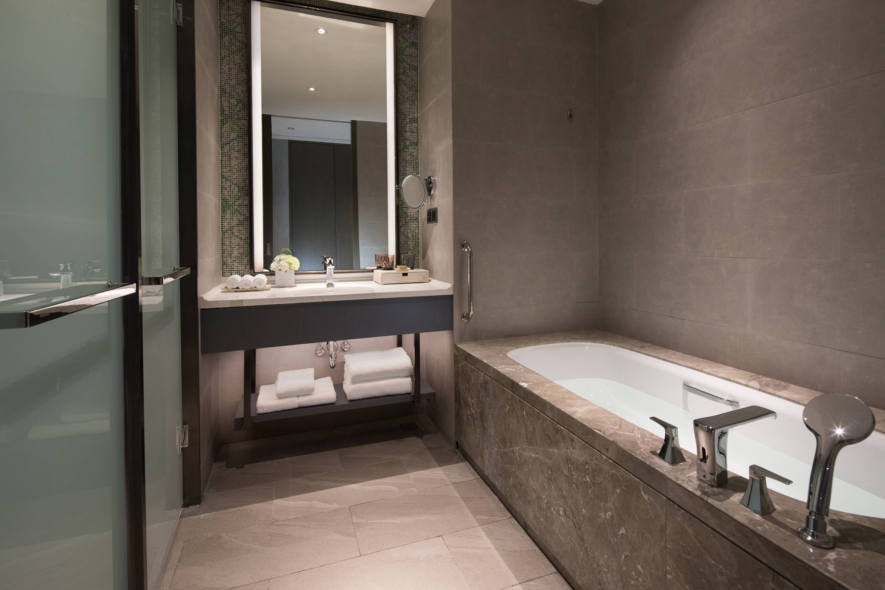 DoubleTree by Hilton Qingdao Oriental Movie Metropolis Room Type - TWIN EXEC SEA VW W BALCONY