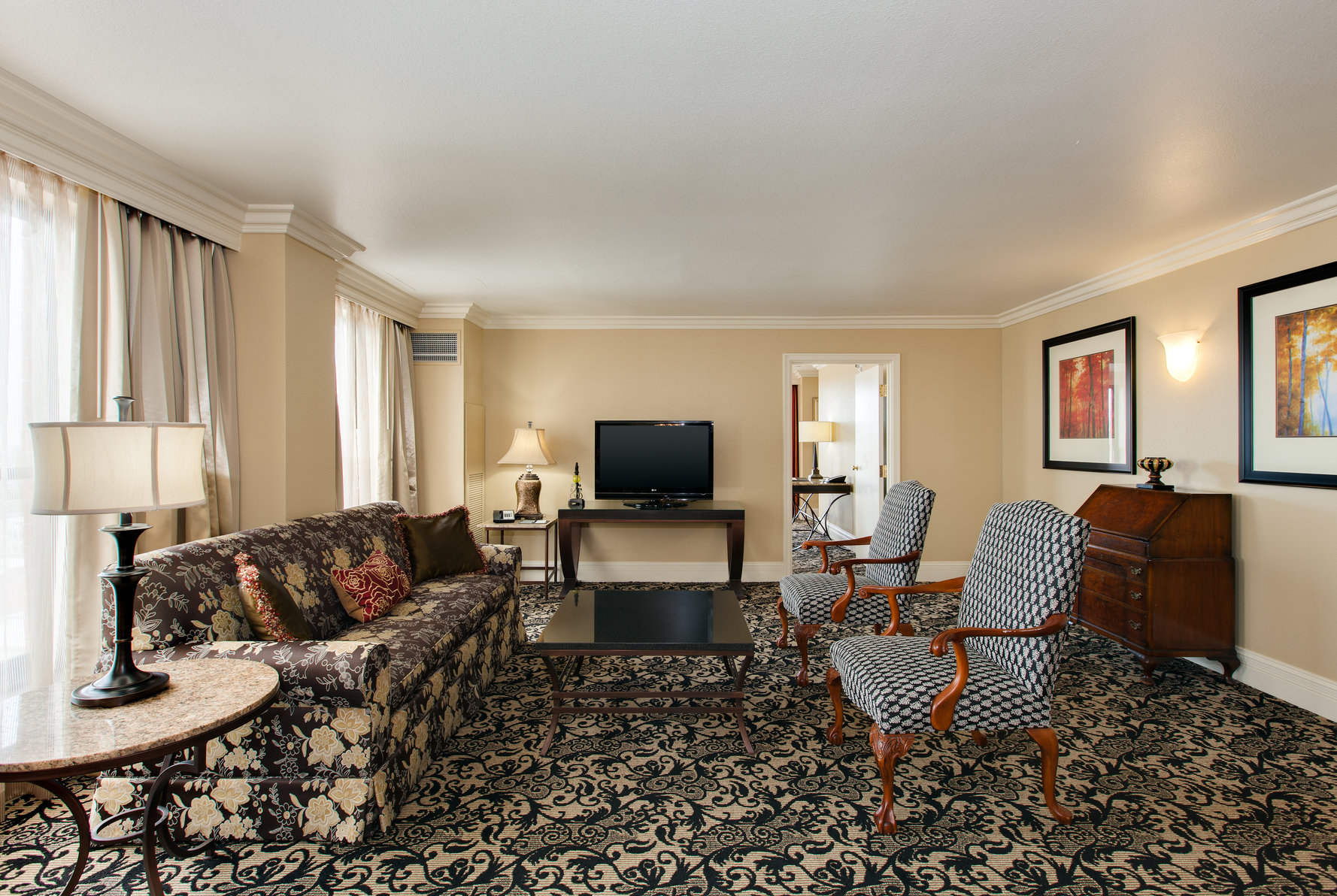 President Abraham Lincoln Springfield a DoubleTree by Hilton Room Type - GOVERNORS SUITE W  KING NS