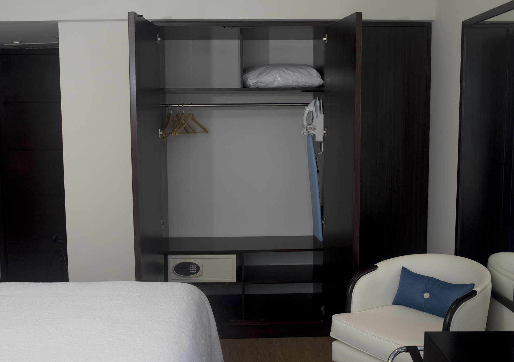Hampton by Hilton Santa Cruz Room Type - 1 QUEEN MIC MINI FRDG NS