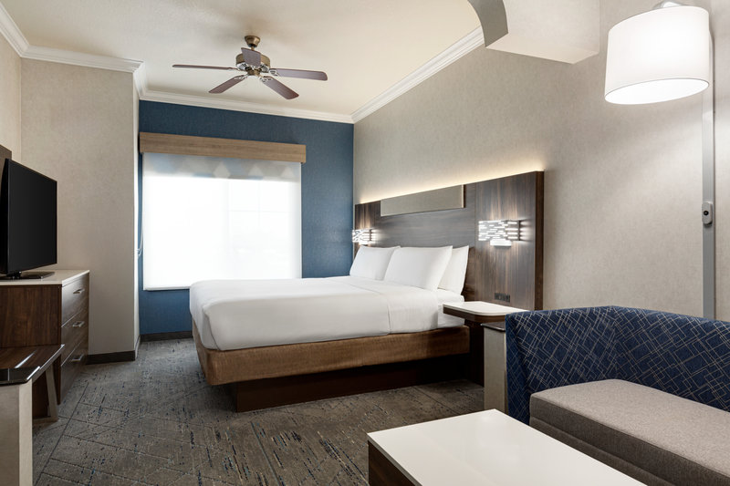 Holiday Inn Express and Suites Bakersfield Central