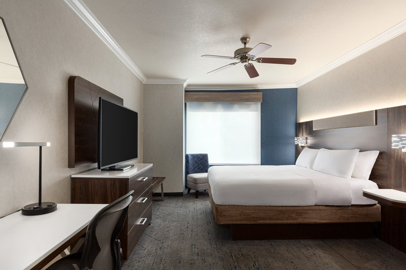 Holiday Inn Express and Suites Bakersfield Central