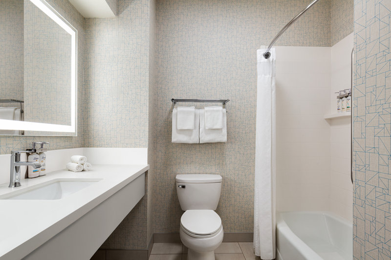 Holiday Inn Express and Suites Bakersfield Central