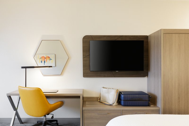1 King Standard Communication Mobility Accessible Shwr