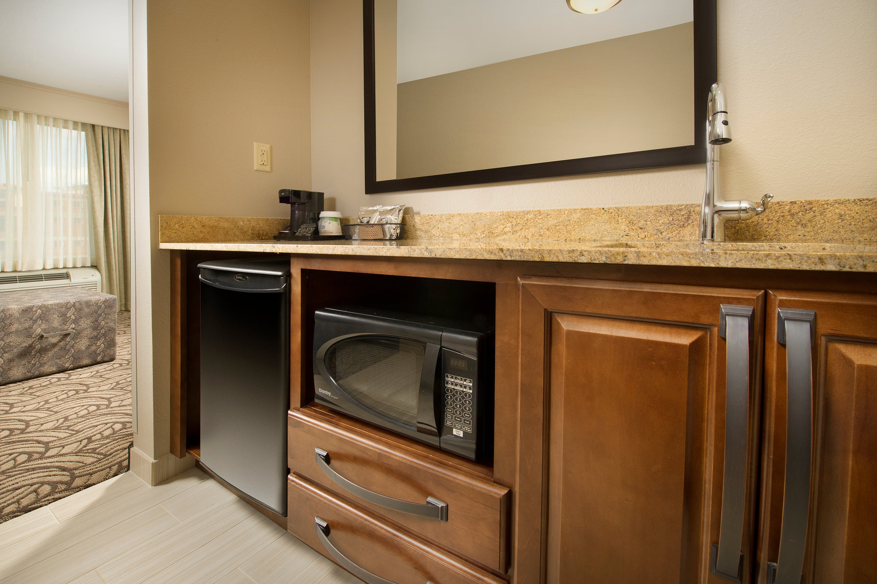 Hampton Inn & Suites San Antonio/ Market Square, TX Room Type - 1KN STDO MIC FRIDG WTBR NS