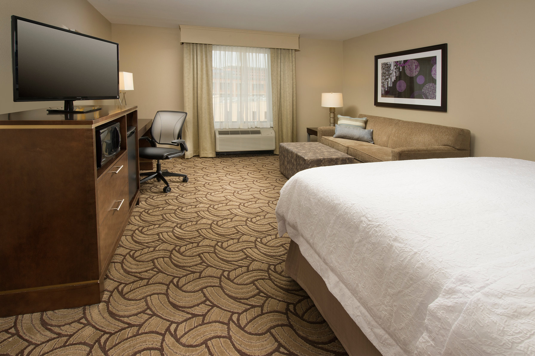 Hampton Inn & Suites San Antonio/ Market Square, TX Room Type - 1 KING SFBD MIC FRG NS