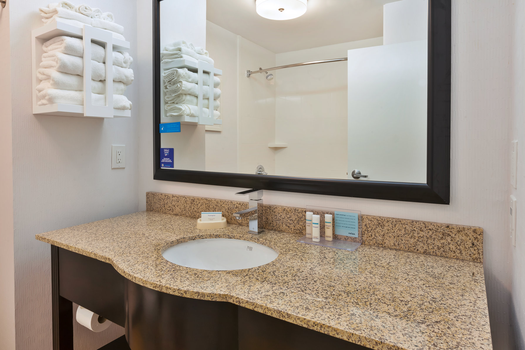 Hampton Inn Cincinnati Airport - North Room Type - 1 KING BED NONSMOKING