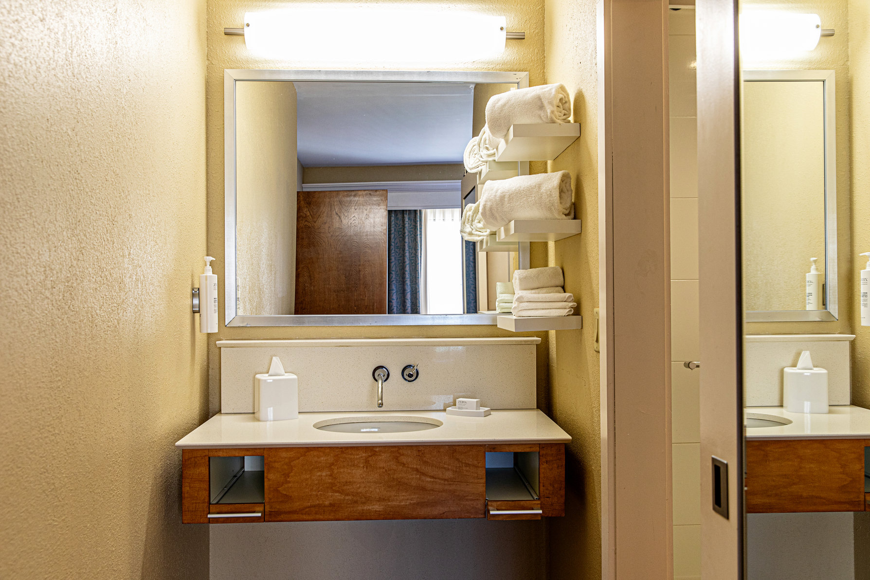 Hampton Inn Charleston - Daniel Island Room Type - 2 QN MOB HEAR ACC RI-SHW N