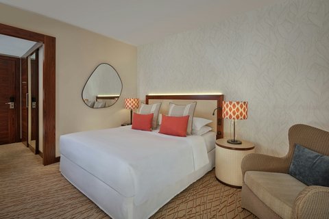 Queen Superior Guest Room with Balcony