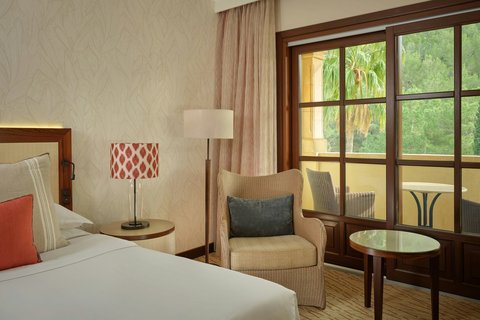 Queen Superior Guest Room with Balcony