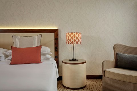 Queen Superior Guest Room with Balcony