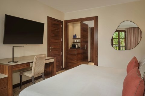 Queen Superior Guest Room with Balcony