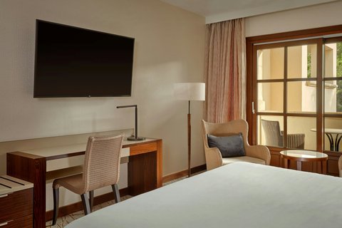 King Superior Guest Room with Balcony