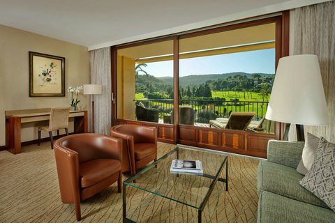 Hole In One Suite - Living Room