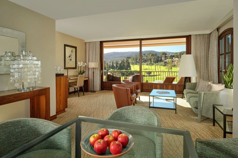 Hole In One Suite - Living Room
