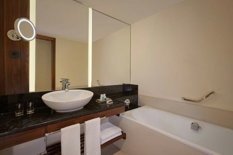 Junior Suite Golf or Pool View - Bathroom