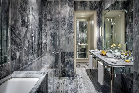 Deluxe Room Bathroom