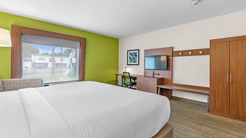 Holiday Inn Express and Suites Mobile – University Area