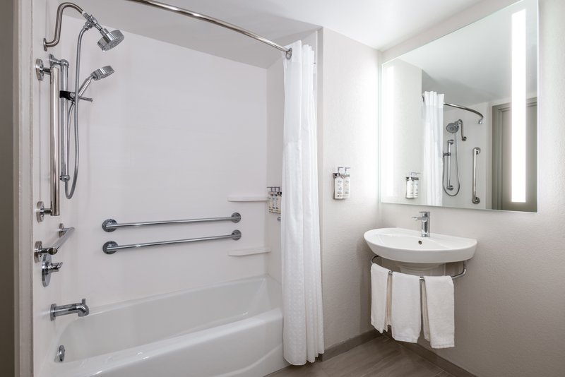 KING MOBILITY ACCESSIBLE TUB NONSMOKING