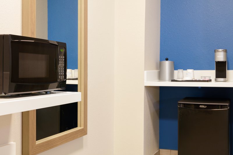 Holiday Inn Express and Suites Chicago North Shore – Niles
