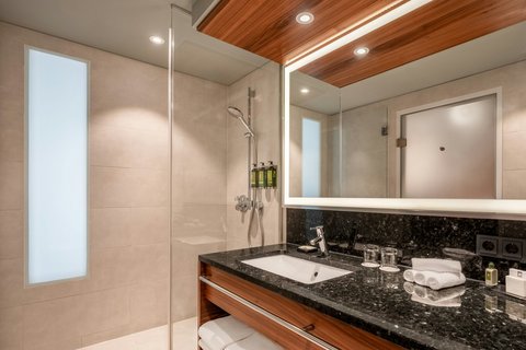 Executive Guest Room Bathroom