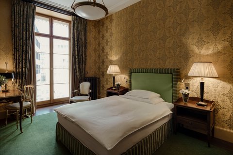 City Queen Room