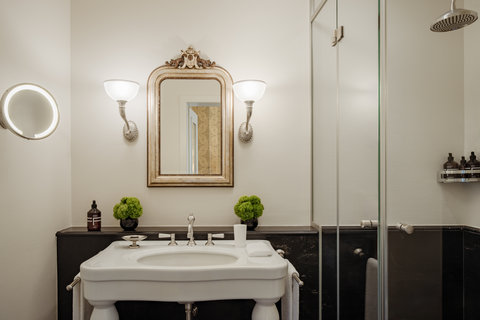 City Queen Room