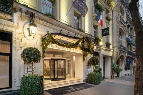 Hotel Exterior - Facade - Winter Lights - Wideshot