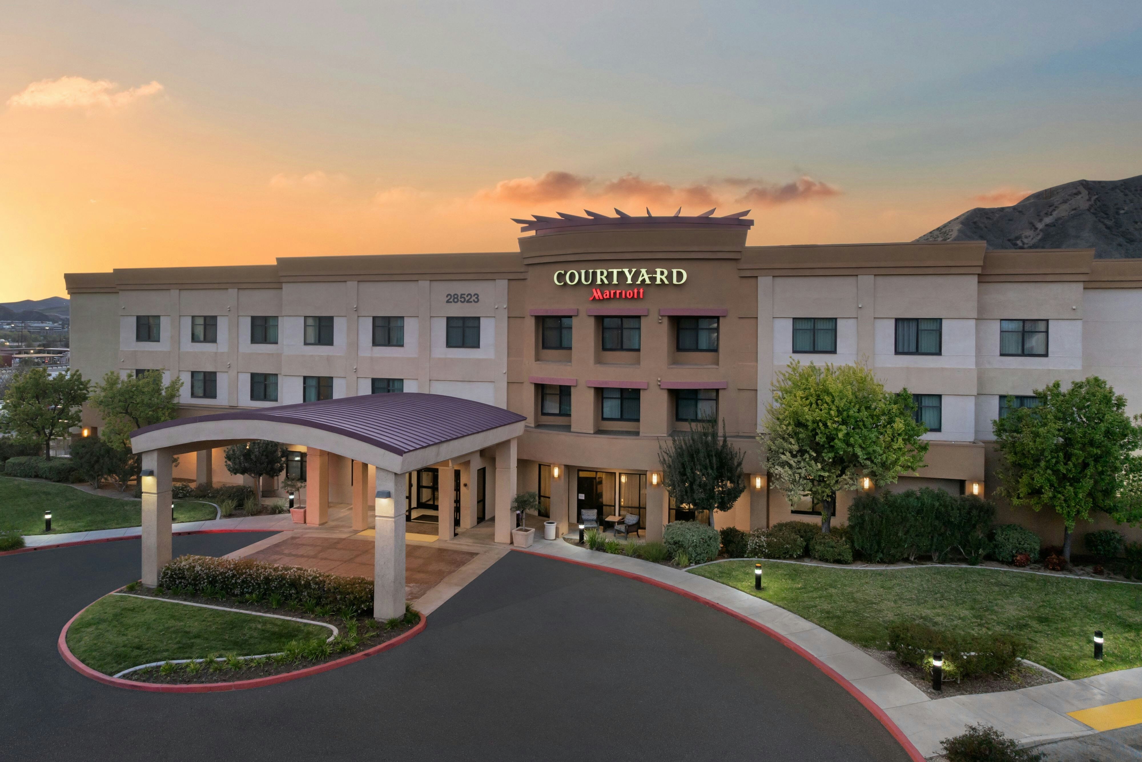 Courtyard Santa Clarita Valencia