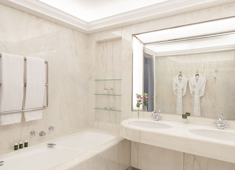 Le Bristol Paris Superieure Bathroom