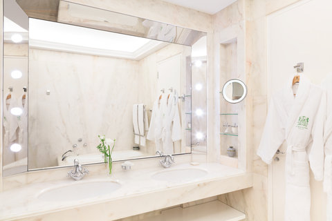 Le Bristol Paris Junior Suite Deluxe Claire Cocano Bd