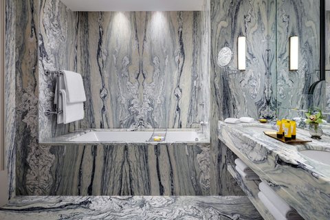 Serenissima suite bathroom