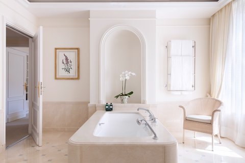 Le Bristol Paris Suite Princiere